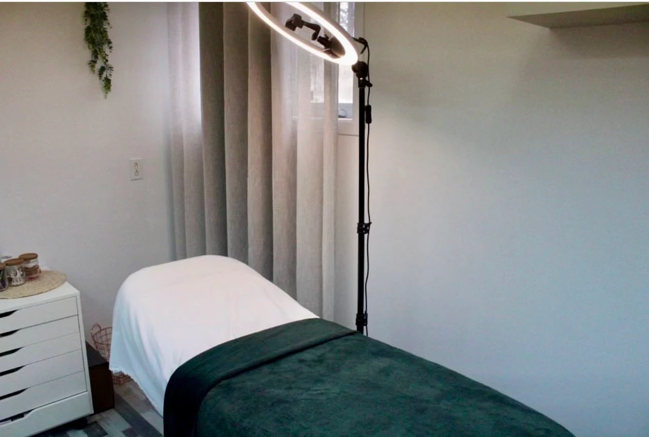 Cabine esthétique avec lit et lampe annulaire